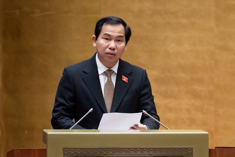 Chairman of the National Assembly's Finance and Budget Committee Le Quang Manh presents the audit report - Photo: Quochoi.vn