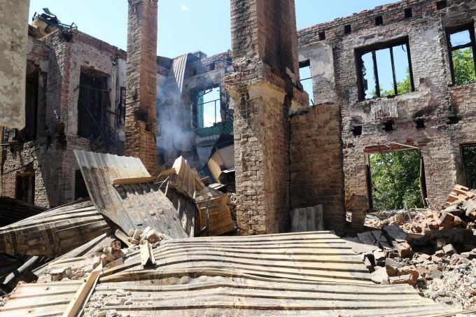 ロシア、ベルゴロド州シェベキノで戦闘によりひどく損傷した建物。写真：ズマ・プレス