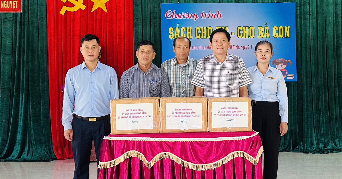 Báo Tuổi Trẻ chuyển tặng hơn 1.000 quyển sách cho học sinh ở Hà Tĩnh