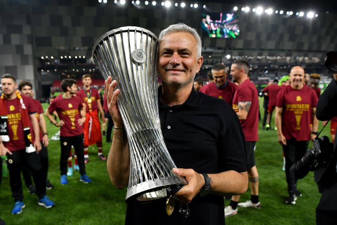 Mourinho mừng cup Europa Conference League 2022 cùng Roma sau trận chung kết thắng Feyenoord 1-0 trên sân Tirana, Albania. Ảnh: UEFA