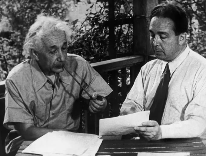 Physicist Albert Einstein (left) and Hungarian physicist Leo Szilard. Photo: March Of Time