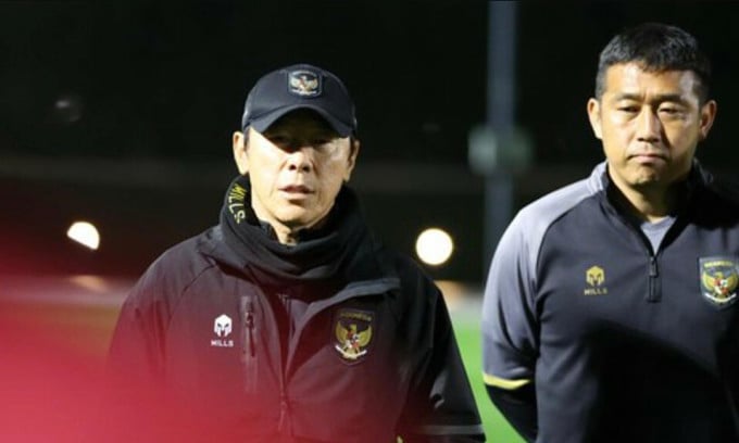 El entrenador Shin Tae-yong (izquierda) durante la sesión de entrenamiento de Indonesia en Qatar el 8 de enero de 2023. Foto: PSSI