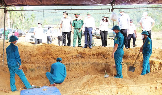 Binh Dinh: Continúa la búsqueda del segundo lugar de enterramiento de mártires en la colina Xuan Son (foto 3)