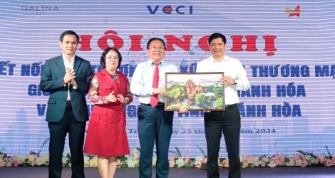 Fast 100 Unternehmen aus Khanh Hoa und Thanh Hoa vernetzen sich zum Handel und fördern den Handel