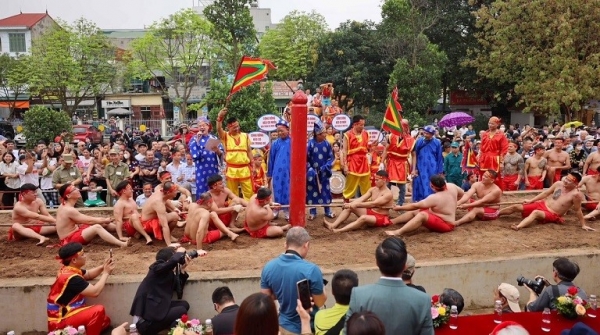 Ritual único de "tira y afloja sentado" en el Festival del Templo Tran Vu en Hanoi