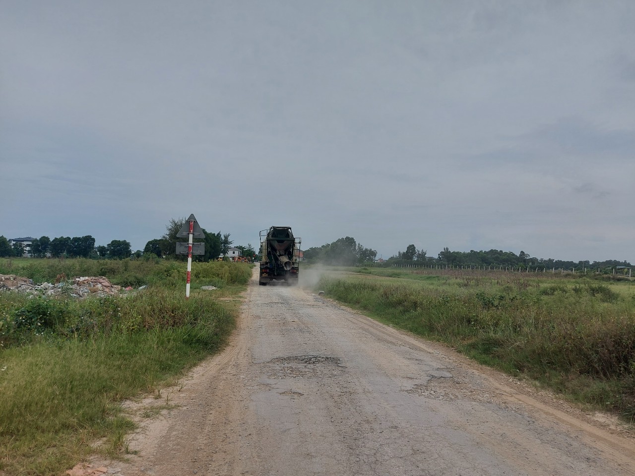 អចលនៈទ្រព្យ - គម្រោងលំនៅឋានវីឡា ហួសកាលកំណត់ 10 ឆ្នាំ 'ខ្ចី' ផ្លូវលំ ខូចវា បង្កការខឹងសម្បារ (រូបភាពទី 4) ។