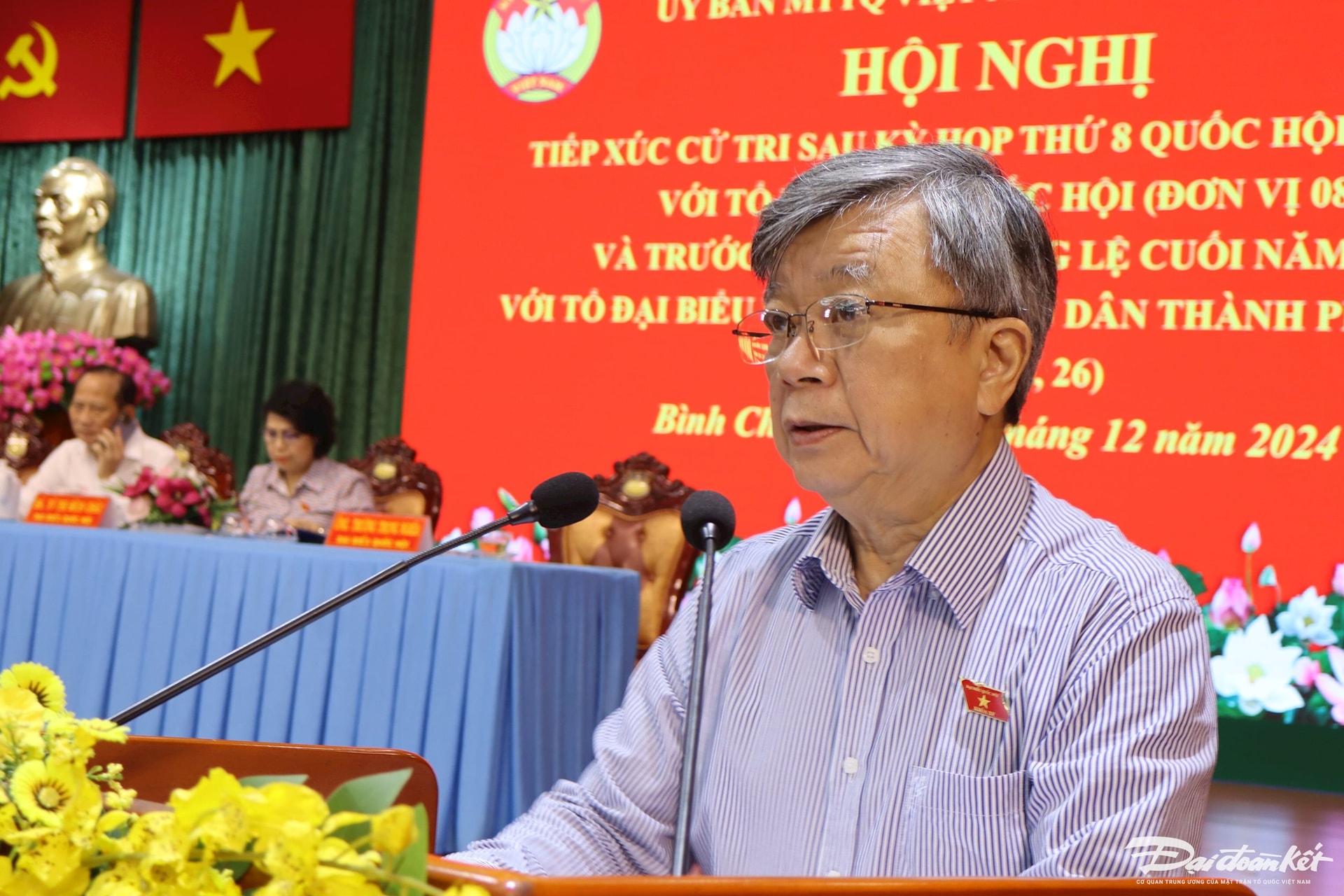 Le délégué Truong Trong Nghia, membre de la Commission judiciaire de l'Assemblée nationale, a informé les résultats après la 8e session de la 15e Assemblée nationale. (Photo : Hong Phuc).