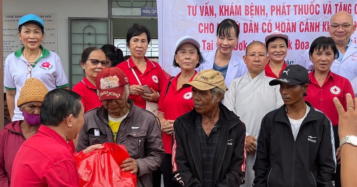 Binh Thanh District Red Cross Society distributes medicine and gifts to people in Gia Lai