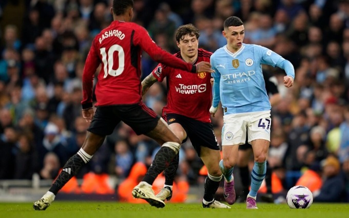 Tiền vệ Man City Phil Foden đi bóng giữa tiền đạo Rashford và hậu vệ Linderlof trong trận derby Manchester trên sân Etihad ngày 3/3. Ảnh: AP