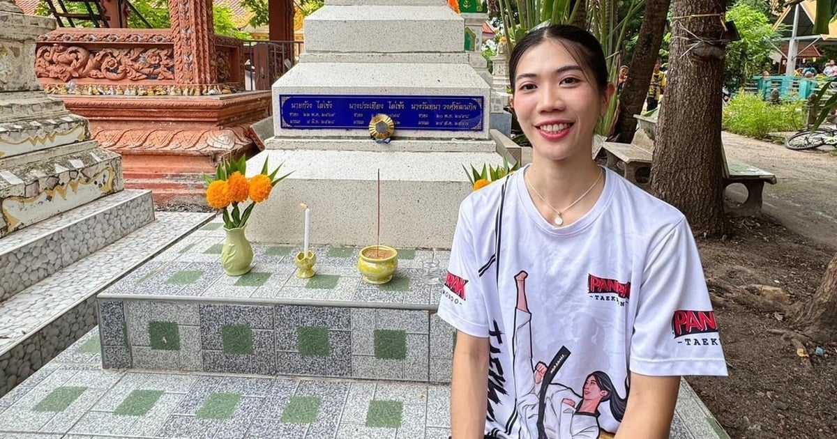 Thai Olympic champion brings gold medal to offer at mother's grave