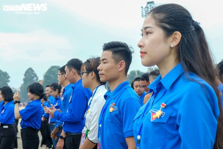 Các đại biểu vinh dự nhận Huy hiệu Thanh niên tiến làm theo lời Bác.