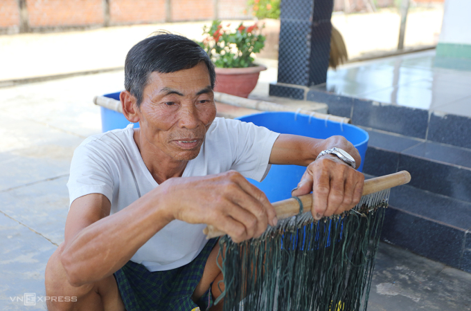 លោក ប៊ិញ ធ្វើ​ការ​ក្នុង​វិស័យ​នេសាទ ដូច្នេះ​លោក​បាន​បញ្ជូន​មនុស្ស​ជា​ច្រើន​នាក់​ទៅ​ស្វែង​រក​អ្នក​លង់​ទឹក។ រូបថត៖ ដាកថាញ់