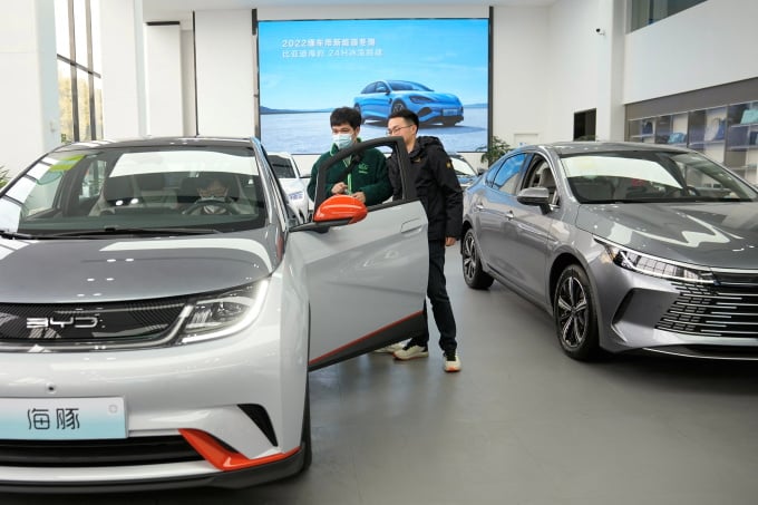 Customers look at electric cars at a BYD showroom in Shanghai. Photo: Reuters