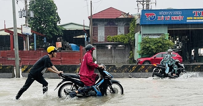 La carretera nacional 1K está muy inundada y la gente tiene problemas durante la hora punta