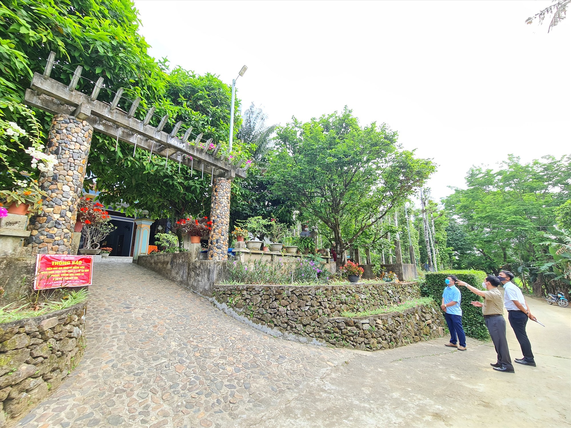 Ce magnifique modèle de clôture et de portail a remporté le premier prix du concours « Modèle de nouvelle zone résidentielle rurale, beau jardin, mur et route » 2022 du district de Tien Phuoc. Photo : D.L.