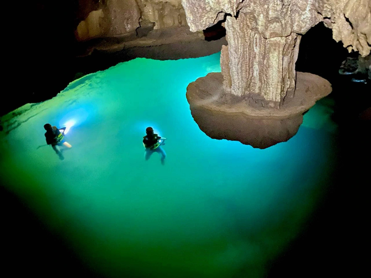 Découverte d'un lac mystérieux « suspendu » dans la grotte de Thung