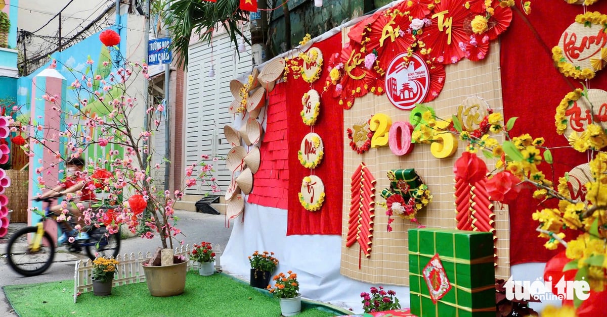 Todos tienen algo que aportar, los pequeños callejones de la ciudad de Ho Chi Minh se decoran con colores primaverales para celebrar el Tet