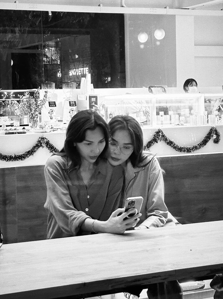 In February 2022, Ky Duyen showed off a photo of herself shopping for a ring with Minh Trieu. At that time, the two were rumored to have bought an engagement ring. However, Ky Duyen denied it.