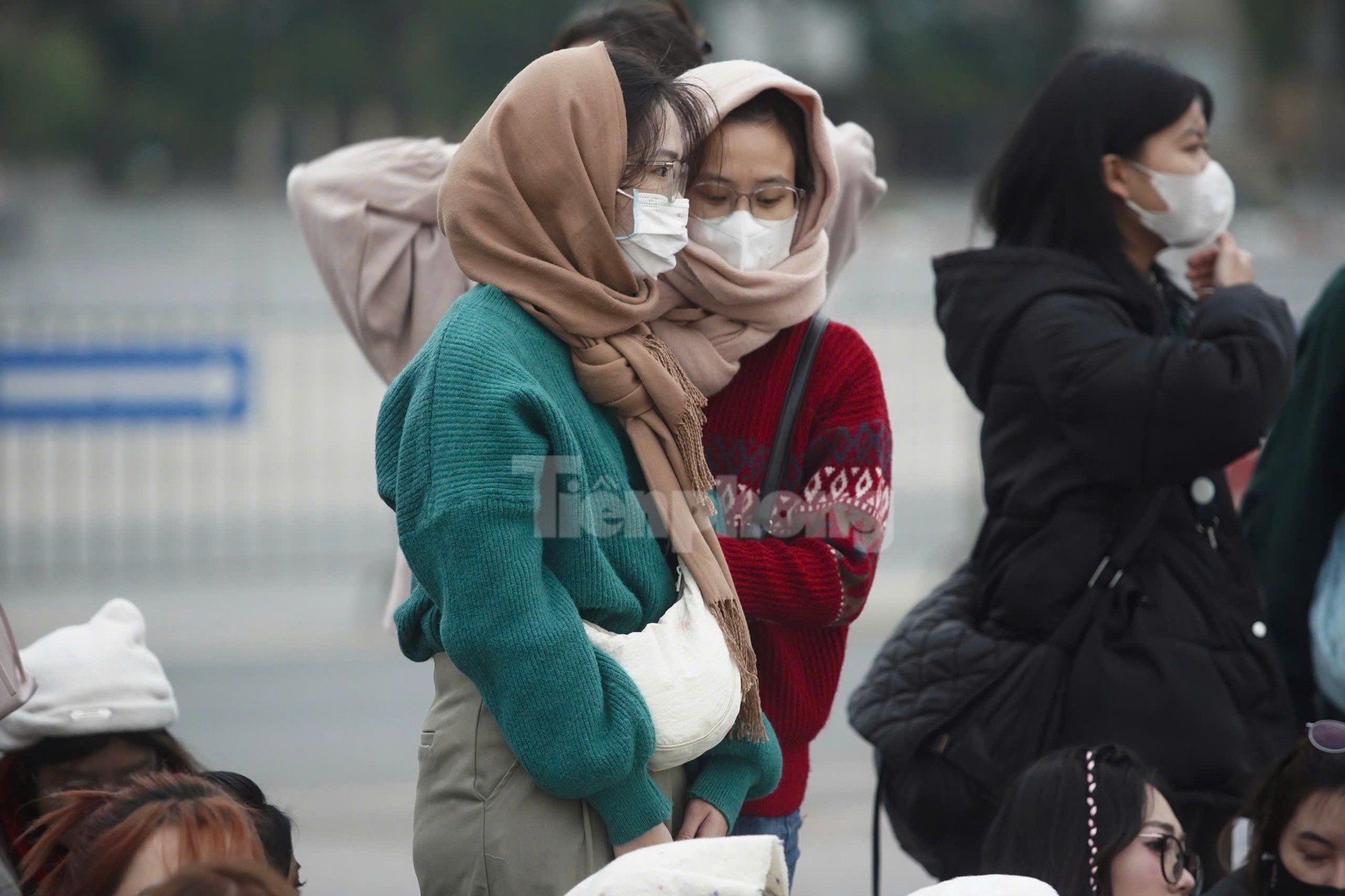 Long lines of spectators covered in scarves, sitting and sleeping right in front of My Dinh Stadium photo 23