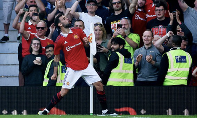 Tiền vệ Bruno Fernandes mừng bàn ấn định thắng lợi 2-1 cho Man Utd trước Fulham trên sân Old Trafford ở vòng 38 Ngoại hạng Anh ngày 28/5/2023. Ảnh: Reuters