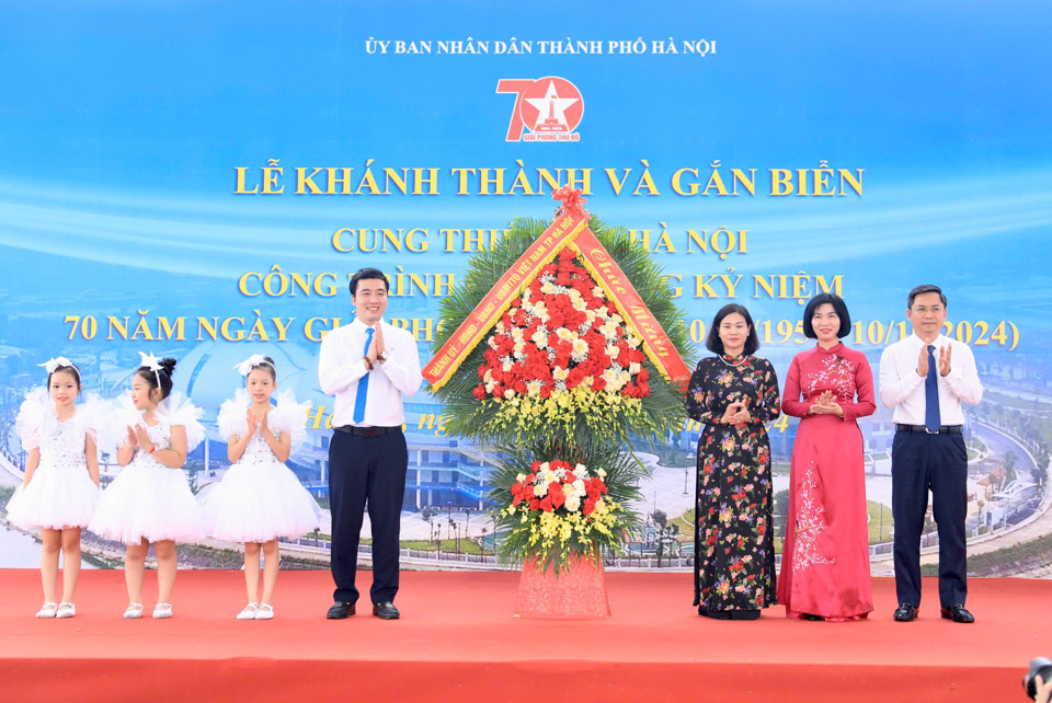 시당위원회 상임 부서기인 응우옌 티 투옌(Nguyen Thi Tuyen)과 시 지도자들이 축하 꽃바구니를 전달했습니다.