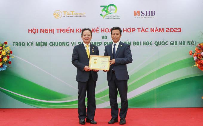 Prof. Dr. Le Quan (right) presents a commemorative medal for the development of Hanoi National University to businessman Do Quang Hien. Photo: T&T Group