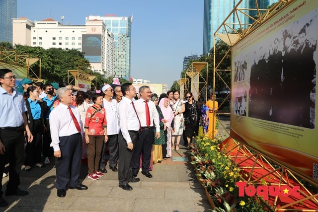 Đồng bào dân tộc thiểu số vui mừng, cảm động tới tham quan triển lãm hình ảnh về đồng bào các dân tộc - Ảnh 3.