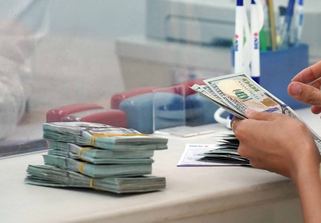 Giá USD hôm nay 30.8.2023: Ngân hàng đồng loạt tăng lên 24.350 đồng - Ảnh 1.