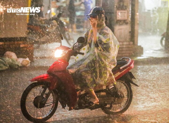 10월 24일 낮과 밤에, 탄호아와 다낭 지역에는 약간의 비가 내리고, 일부 지역에는 폭우가 내릴 것으로 예상됩니다.