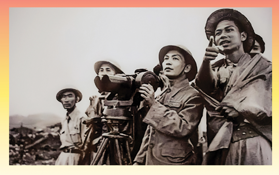 Camarada Dang Quan Thuy (extremo derecho) acompañó al general, comandante en jefe del ejército. Nguyen Giap inspecciona el frente de Dien Bien Phu en 1954. Foto TL