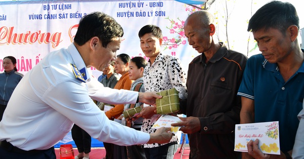 “Tết Hải đảo – Xuân ấm áp, thắm tình quân dân” đến với người dân tiền tiêu Lý Sơn