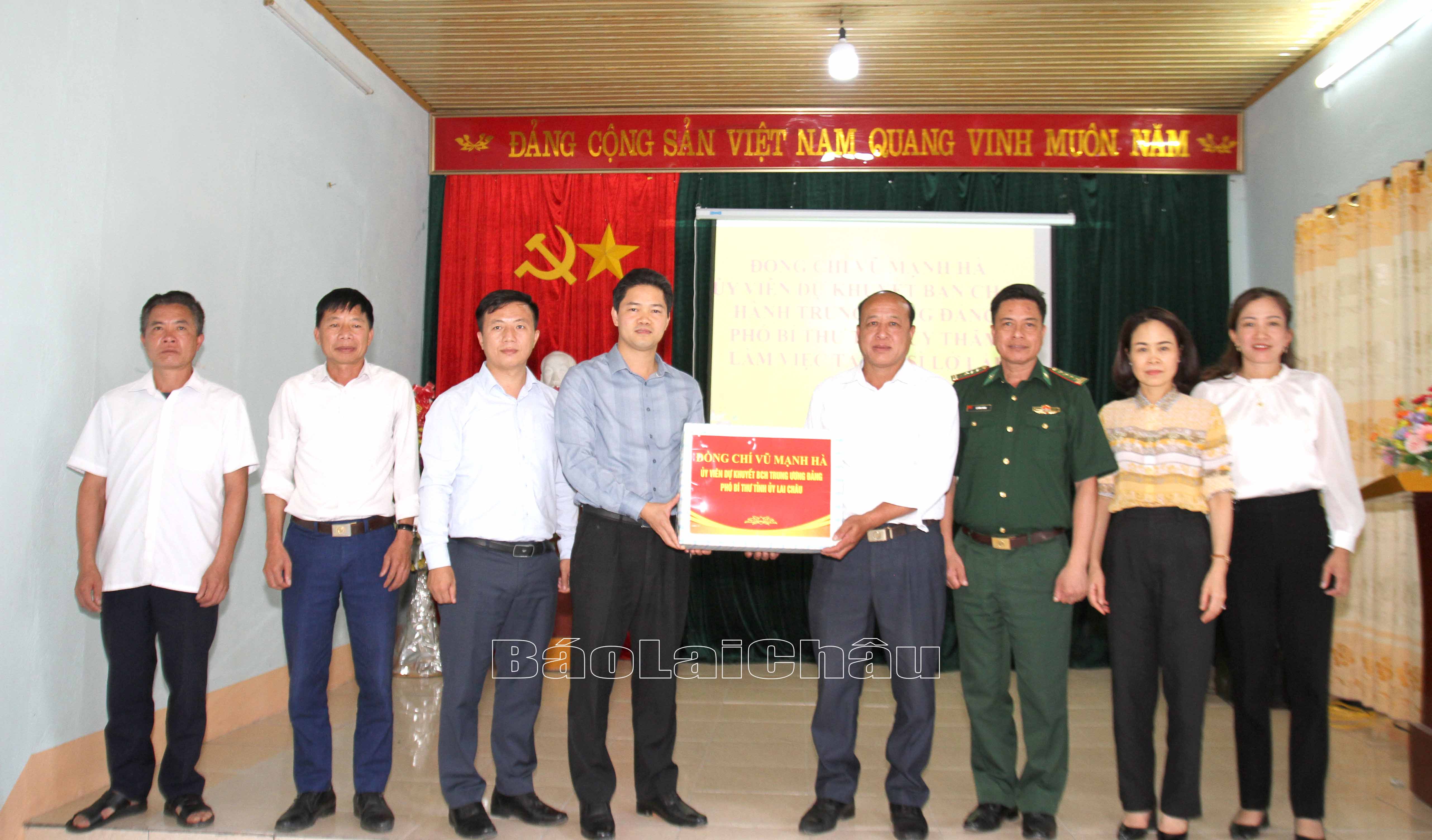 …tặng quà xã Sì Lở Lầu.