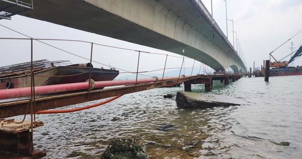 Comment se déroule la construction du pont de la rivière Gianh et de Quan Hau ?