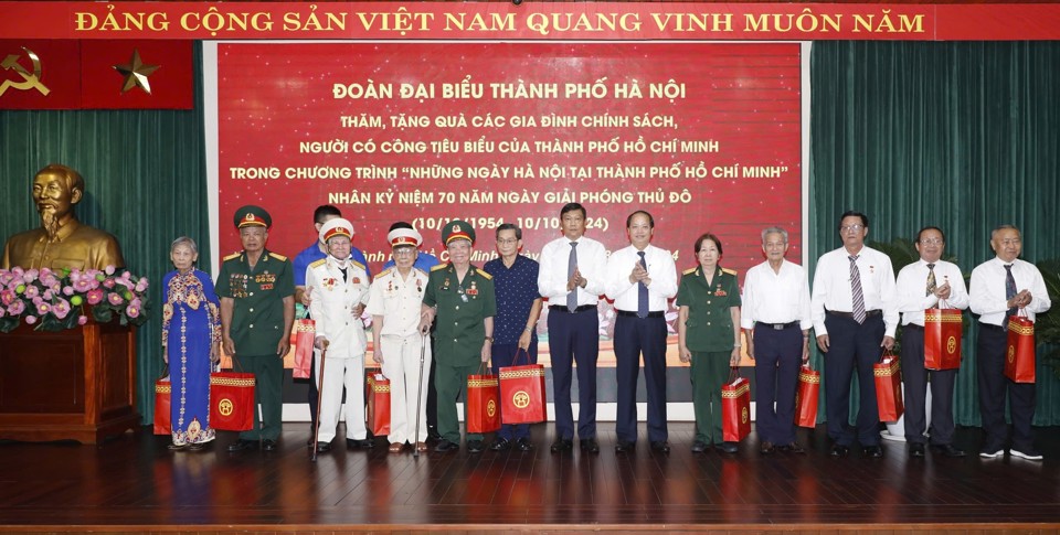 Trưởng ban Tuyên giáo Thành ủy Hà Nội Nguyễn Doãn Toản, Trưởng ban Dân vận Thành ủy Hà Nội Đỗ Anh Tuấn tặng quà cho người có công tiêu biểu