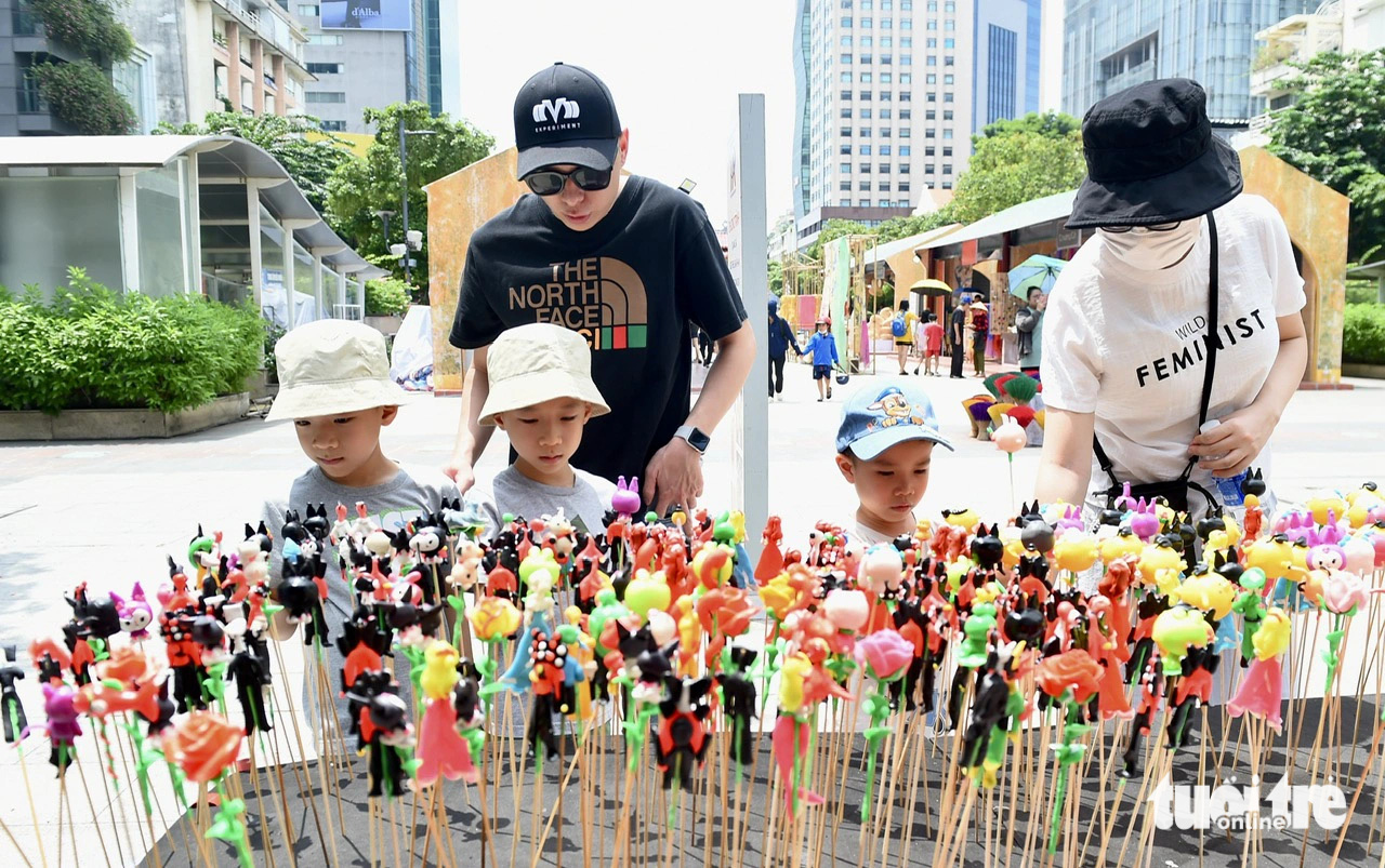 Bạn trẻ thích thú xem kén tằm vàng, xuồng tò he tại 'Những ngày Hà Nội tại TP.HCM' - Ảnh 4.