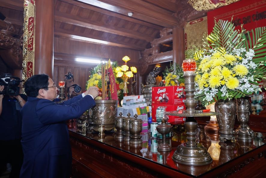 Le Premier ministre Pham Minh Chinh offre de l'encens et des fleurs au temple de l'Oncle Ho et des Martyrs héroïques dans la province de Quang Binh. Photo : VGP/Nhat Bac