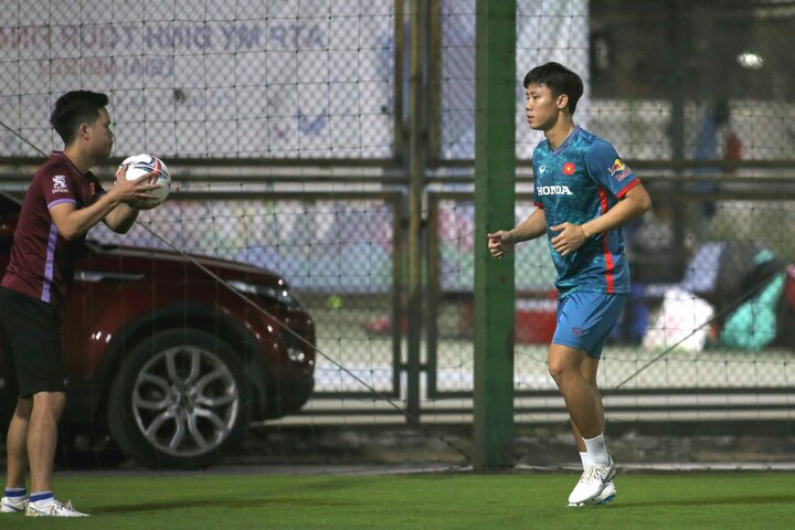 Que Ngoc Hai begann mit dem Ball zu üben. Der Spieler erholt sich von einer Wadenverletzung.