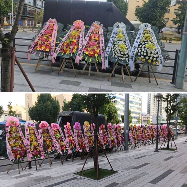 Eine Gruppe von BTS-Fans in Korea schickte aus Protest Blumenkränze und forderte, dass Suga die Gruppe verlässt. Foto: Naver