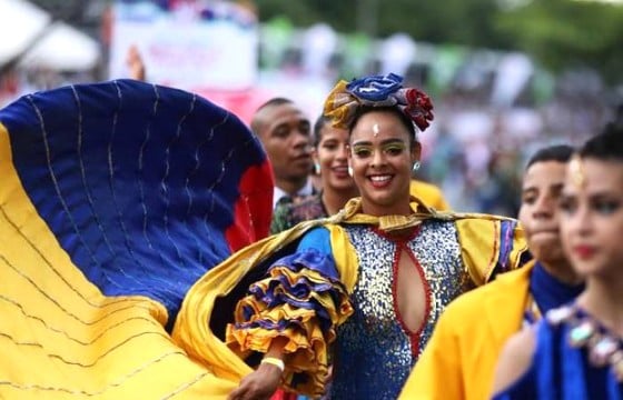 La danse salsa ajoute de la saveur à la Foire du livre de Bogota