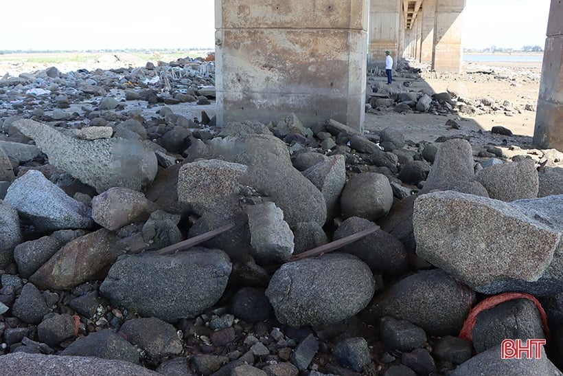 Der Auftragnehmer „vergaß“ Hunderte Tonnen „Müll“ aus Stein und Beton unter der Cua Nhuong-Brücke