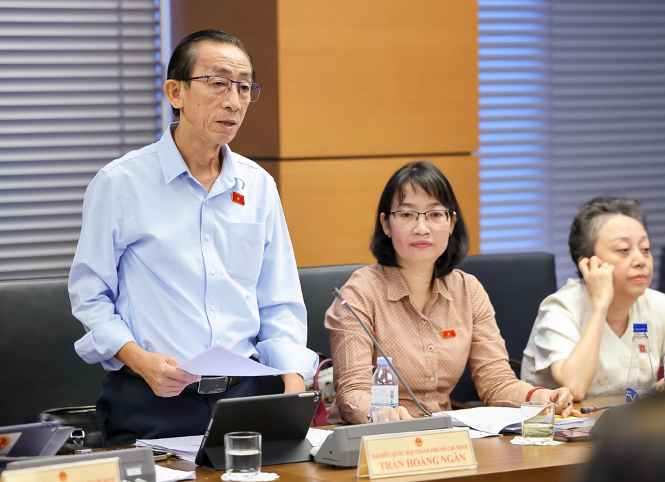 El delegado de la Asamblea Nacional, Tran Hoang Ngan (delegación de la Asamblea Nacional de Ciudad Ho Chi Minh), dijo que la puesta a prueba de esta política tendrá un efecto dominó en el apoyo al desarrollo socioeconómico del país. Foto: Quochoi.vn