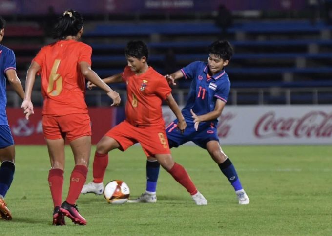 Les joueurs birmans contrôlent le ballon contre une attaque thaïlandaise lors du match de demi-finale au stade Lambert de Phnom Penh, le soir du 12 mai. Photo : FAT