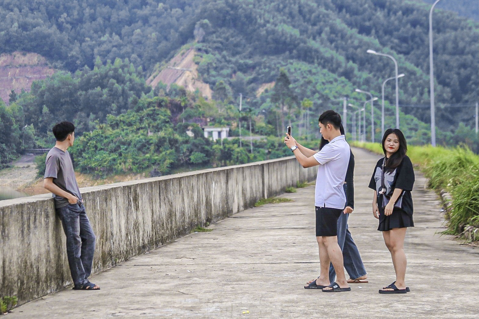 Giới trẻ check-in bên 'vịnh Hạ Long' thu nhỏ ở Đà Nẵng ảnh 10