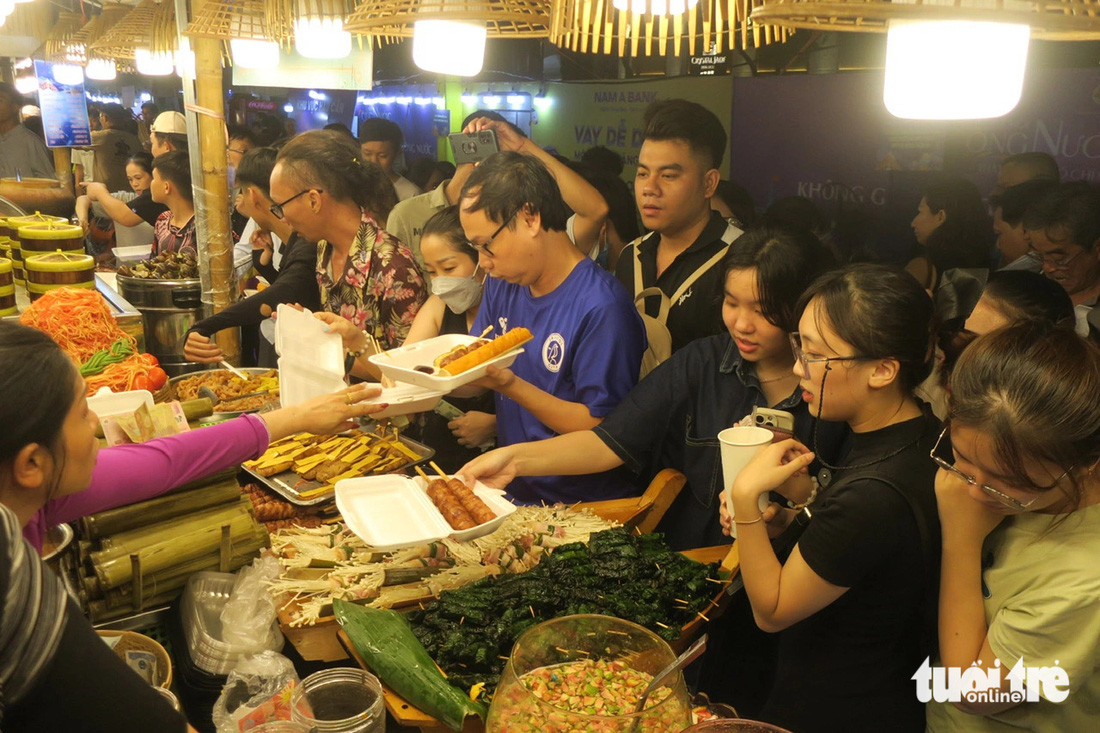 Biển người về đường Lê Lợi trải nghiệm không gian ẩm thực dịp cuối tuần- Ảnh 15.