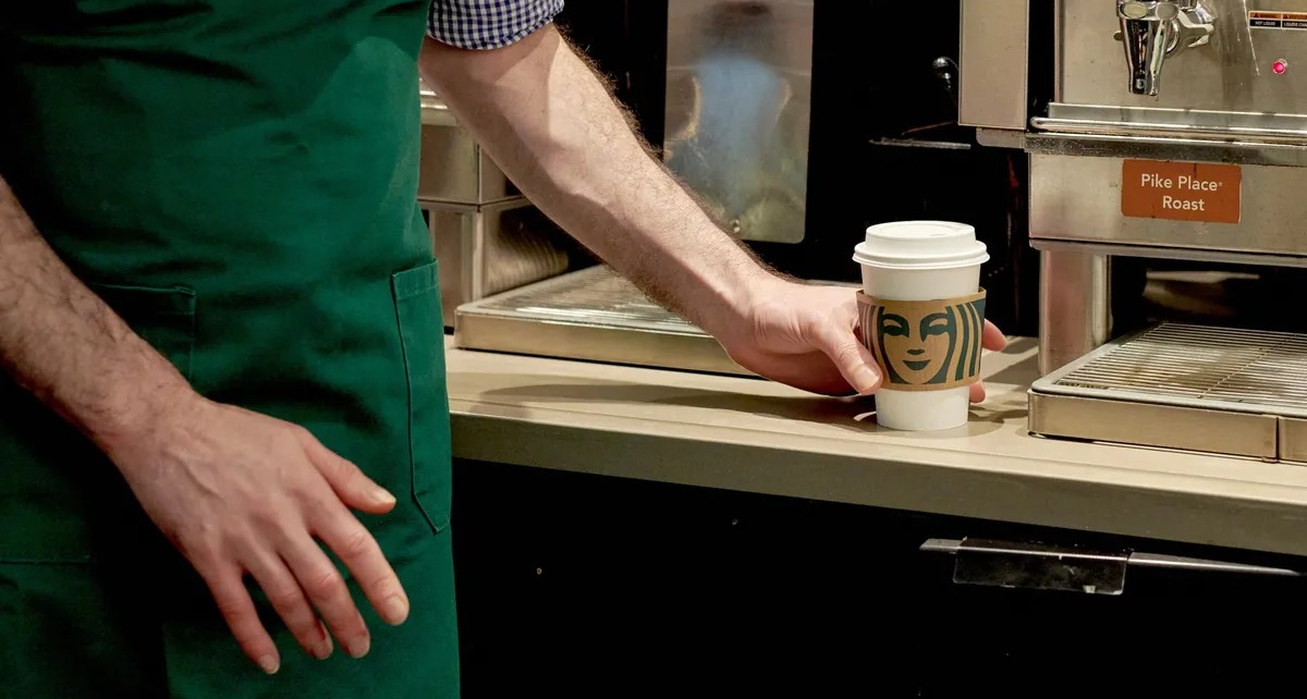 Starbucks paralizado, con papel y bolígrafo para controlar asistencia