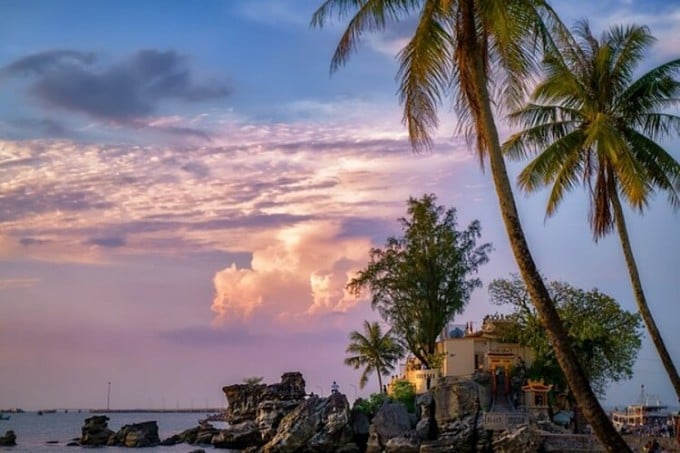 Sonnenuntergang in Dinh Cau, einem berühmten Touristenort in der Stadt Duong Dong, Phu Quoc. Foto: AsiaA