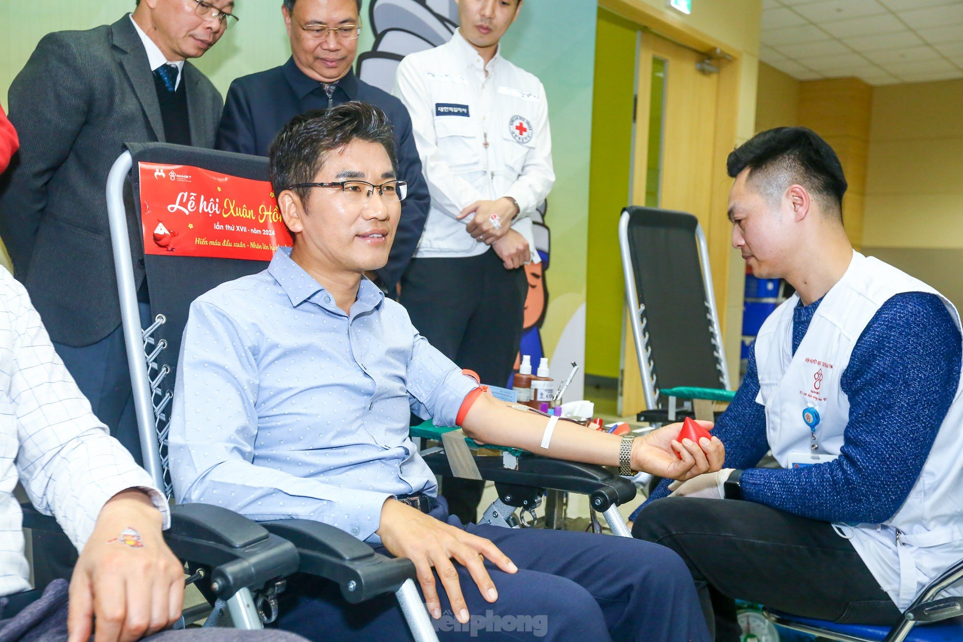 Führungskräfte und Mitarbeiter von Samsung Thai Nguyen spenden Blut am Red Sunday 2024 Foto 22