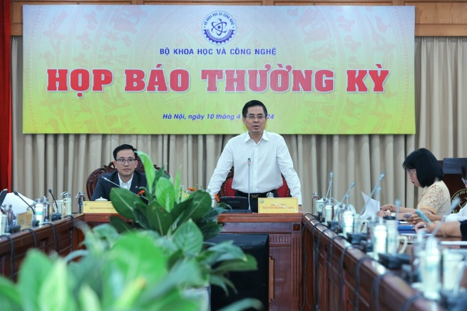 El viceministro de Ciencia y Tecnología, Nguyen Hoang Giang, habla en la conferencia de prensa. Foto: TTTT