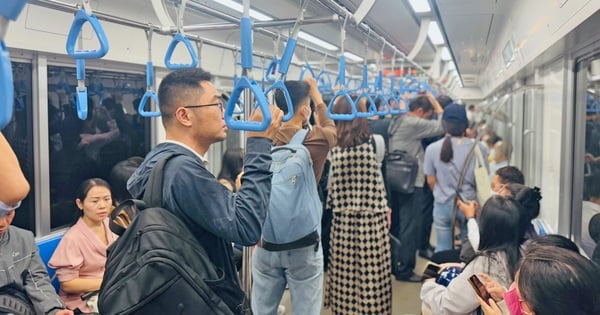 Nhiều người bỏ xe cá nhân để đi metro