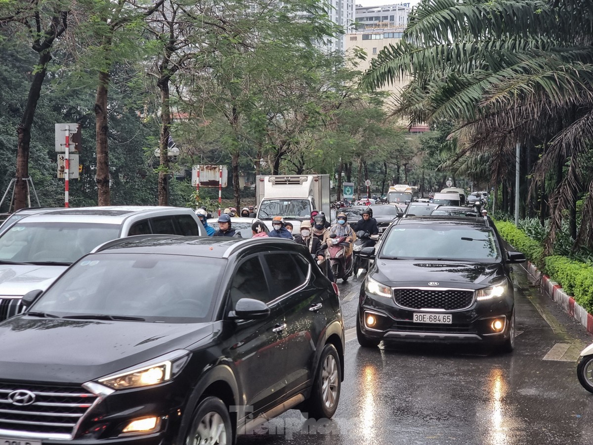 Muchas calles de Hanoi estuvieron congestionadas durante horas después de las fuertes lluvias que duraron desde la noche (foto 12)